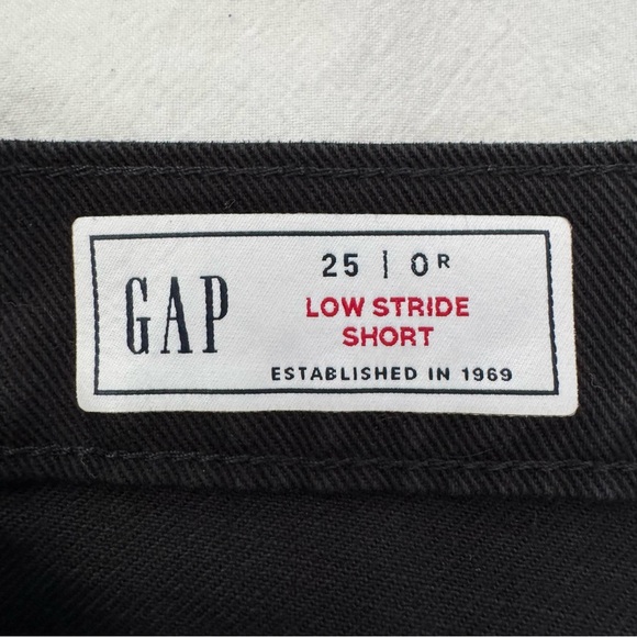 NWOT Gap Women’s Distressed Low Stride Short in Black Denim, Size 0 / 25 - Picture 3 of 4